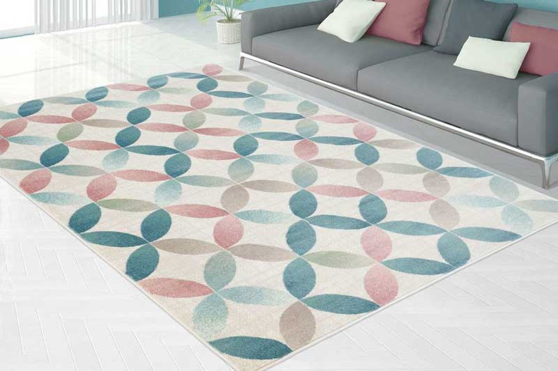 Синтетический ковер в гостиной